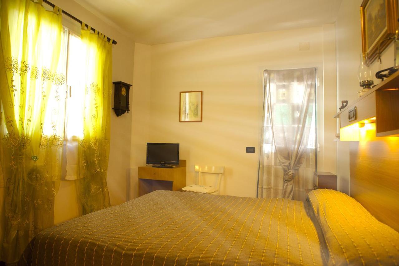 Hotel Della Piazzetta Варацце Екстер'єр фото